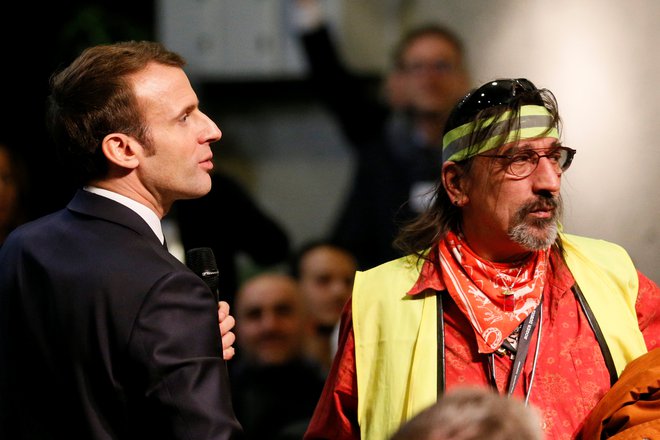 Predsedniku Macronu, ki se je ta teden s predstavniki rumenih jopičev udeležil razprave v kraju Bourg-de-Peage, prvič po aprilu narašča &shy;javnomnenjska podpora. FOTO: Reuters