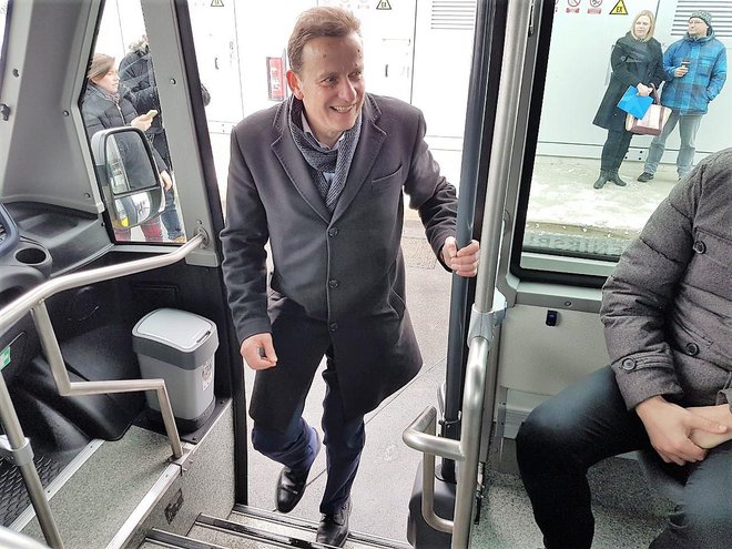 Celjski župan Bojan Šrot vstopa na novi mestni avtobus. FOTO: MOC/Edo Einspieler