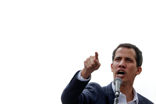 V petek je pred javnost ponovno stopil vodja opozicije Juan Guaidó. FOTO: Carlos Garcia Rawlins/Reuters