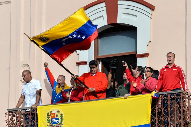 Razmere v Venezueli so se začele zaostrovati, ko je predsednik Maduro (na sliki) 10. januarja prisegel za drugi predsedniški mandat. FOTO: Luis Robayo/AFP