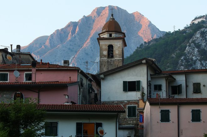 Trenutno je v Italiji 139 vasi, ki štejejo manj kot 150 prebivalcev. Fotografija je simbolična. FOTO: Alessandro Bianchi/Reuters