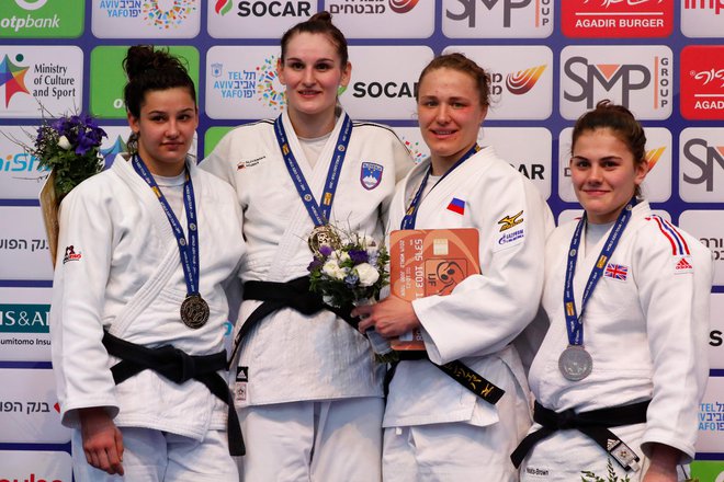 Klara Apotekar (na fotografiji druga z leve) si je z zlato lovoriko na veliki nagradi v Tel Avivu izbojevala svoj doslej največji uspeh v članski konkurenci. FOTO: AFP