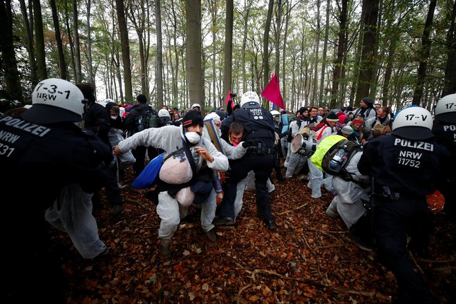 Spopad med varnostnimi silami in zasedniki v Hambaškem gozdu. Foto: Reuters