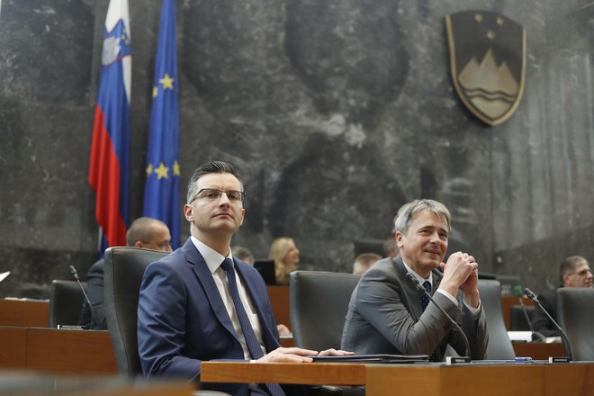 S poslanskimi vprašanji predsedniku vlade Marjanu Šarcu in ministrski ekipi se je začela januarska seja DZ. FOTO: Leon Vidic/Delo