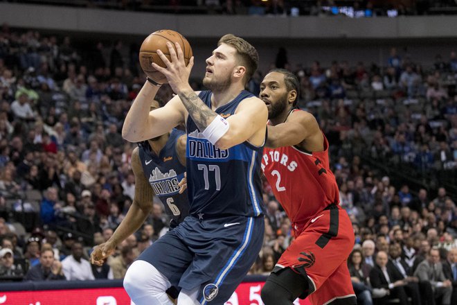 Luko Dončića je večkrat gledal v hrbet tudi odlični Kawhi Leonard (desno). FOTO: USA Today