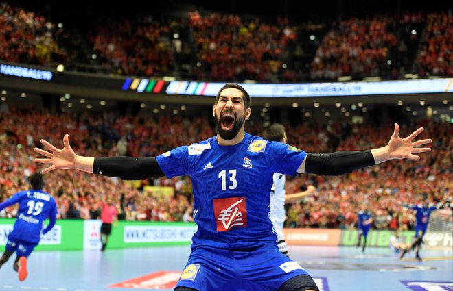 Francoski kapetan Nikola Karabatić se je brona, ki ga je osvojil z golom v zadnji sekundi tekme proti Nemčiji, veselil kot zlata. FOTO: Reuters