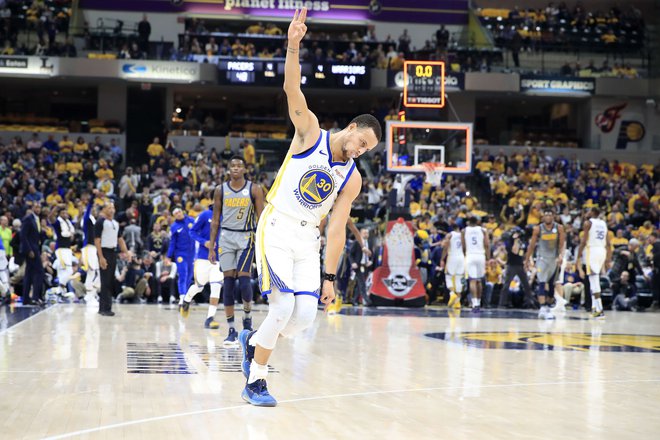 Steph Curry je rešetal mrežico Indiane z meti za tri točke, letos je spet eden najresnejših kandidatov za naziv najbolj koristnega igralca lige (MVP). FOTO: AFP