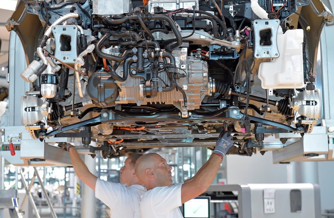 Mechanic staff work on the production line of Volkswagen e-Golf in the Glaeserne Manufaktur plant in Dresden, Germany May 8, 2018. REUTERS/Matthias Rietschel - RC1104F400D0 Foto Matthias Rietschel Reuters