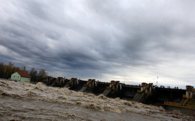 Podivjana Drava novembra 2012 na jezu v Markovcih na Ptujskem polju. FOTO: Tadej Regent