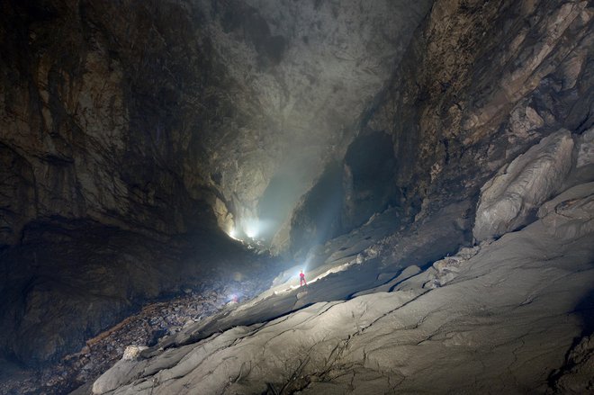 Martelova dvorana, do katere so se prebili kraški jamarji, velja za največjo podzemno dvorano v Evropi. FOTO Borut Lozej