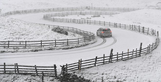 Sneg povzroča težave tudi v Angliji. FOTO: AFP