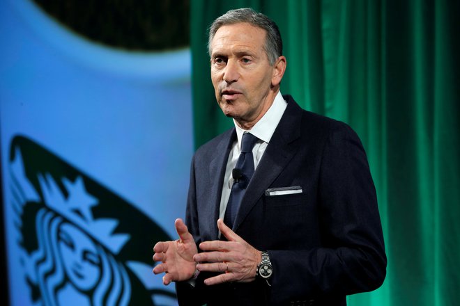 Nekdanji šef verige Starbucks Howard Schultz je z najavo morebitne predsedniške kandidature razburkal ameriške politilčne vode. FOTO: Reuters