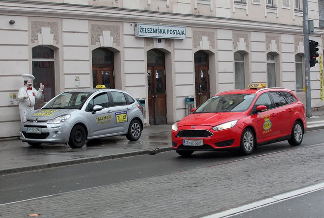 Največ negodovanja med taksisti je zaradi parkiranja pri železniški postaji. Tam parkiranje ni dovoljeno. FOTO: Mavric Pivk/Delo