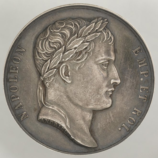 Ustanovitev Ilirskih provinc leta 1809 so francoski osvajalci zaznamovali s spominsko medaljo. Na averzu je upodobljen Napoleon kot imperator in kralj. FOTO: Numizmatični kabinet Narodnega muzeja Slovenije