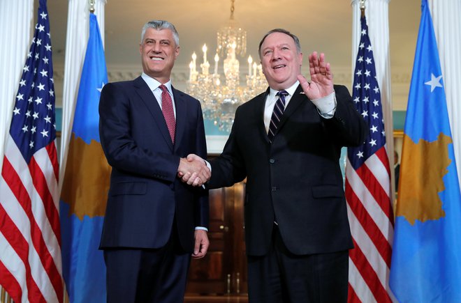 Hashim Thaçi (levo) in ameriški državni sekretar Mike Pompeo sta s stiskom rok potrdila ameriško-kosovsko zavezništvo. FOTO: Jim Young/Reuters