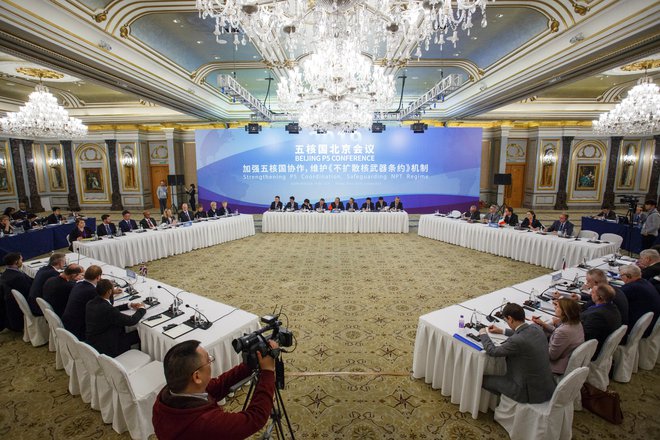 Na dvodnevni jedrski konferenci v Pekingu sodelujejo predstavniki ZDA, Rusije, Kitajske, Velike Britanije in Francije. FOTO: Reuters