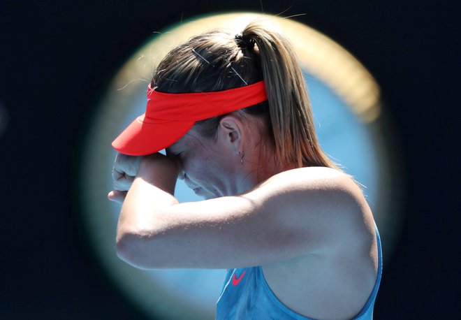 Marija Šarapova je bila prisiljena predati dvoboj osmine finala. FOTO: Lucy Nicholson/Reuters