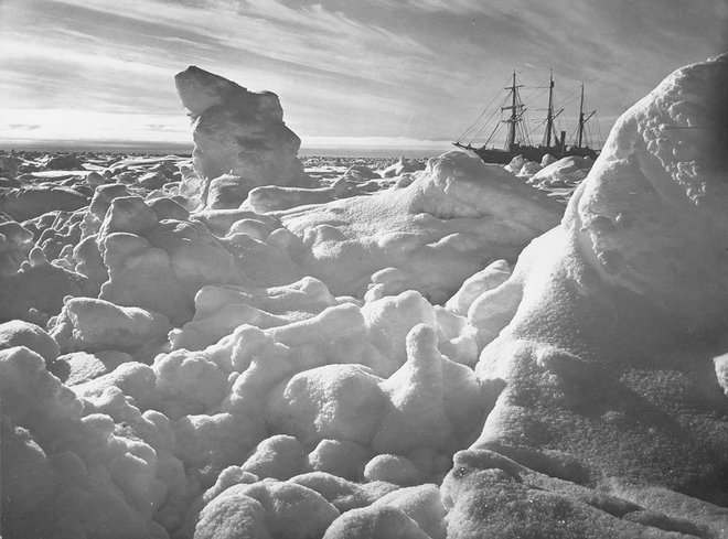 Endurance, ujeta v led, februarja 1915. FOTO: Frank Hurley