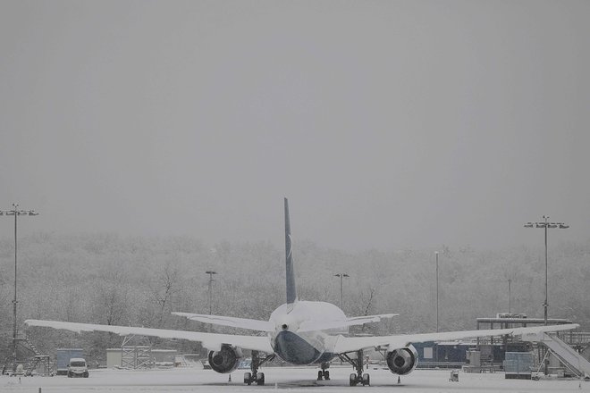 Na letališču Köln Bonn so odpovedali najmanj devet letov, promet je bil prekinjen za dve uri. FOTO: AFP
