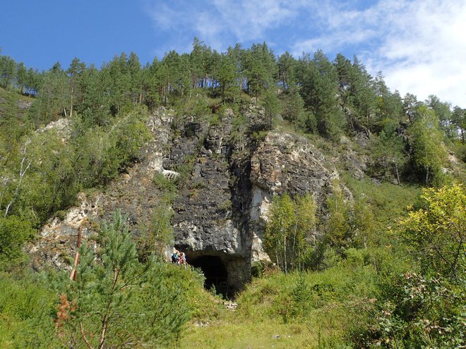 Vhod v jamo Denisova v Sibiriji, kjer so našli ostanke denisovancev.<br />
FOTO: Richard Roberts/Reuters