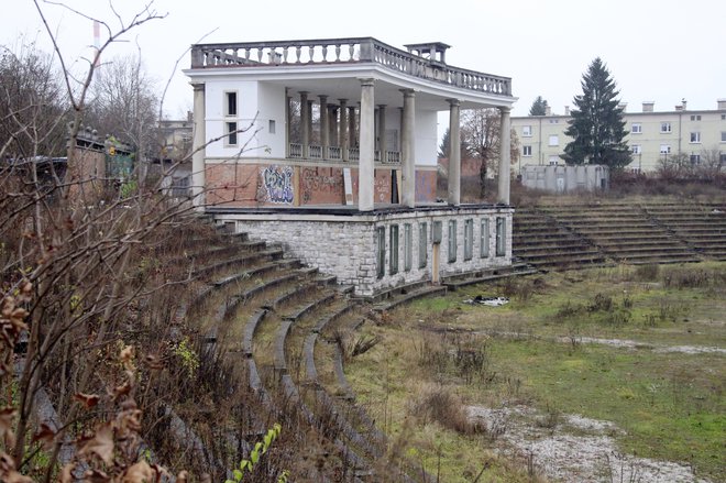 Nadzorniki občini priporočajo, naj skuša najti način za ustavitev propadanja bežigrajskega stadiona.&nbsp; Foto Leon Vidic