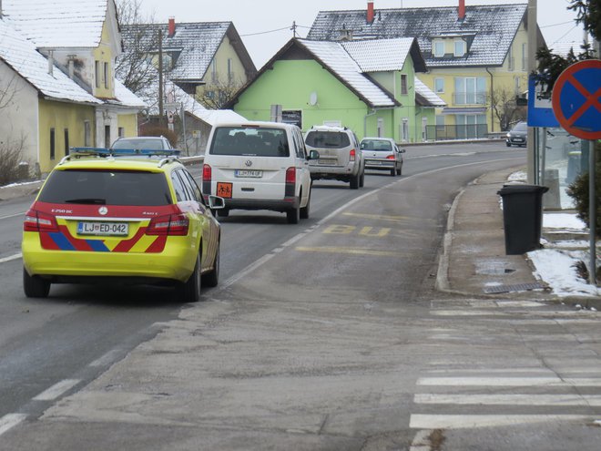 Lavrica se vsakodnevno duši v promet. FOTO: Bojan Rajšek/Delo