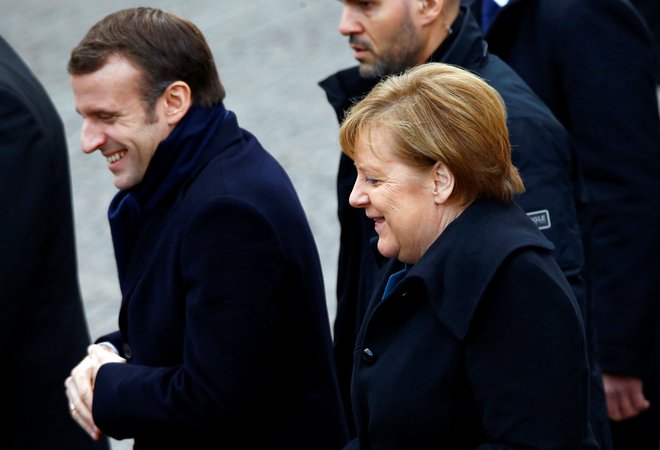 Oba protagonista, kanclerka Angela Merkel in predsednik Emmanuel Macron, sta zelo šibka. FOTO: Reuters