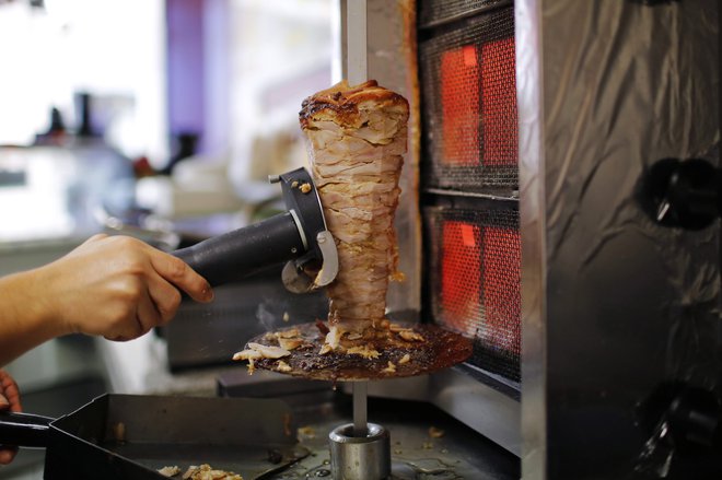 Slovenske inšpektorje je distributer, ki za Slovenijo v Nemčiji nabavlja meso za kebabe, obvestil, da je bilo v pripravku tudi sporno poljsko meso. FOTO: Stephane Mahe/Reuters