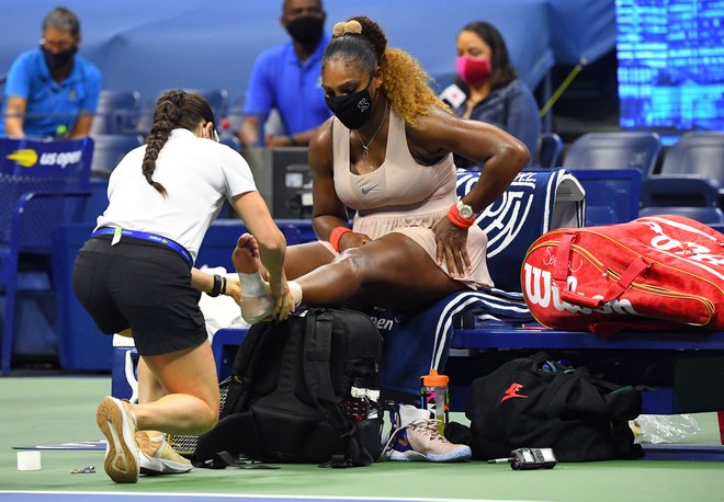 Serena Williams je sredi dvoboja potrebovala tudi zdravniško pomoč zaradi poškodbe levega gležnja. FOTO: Robert Deutsch/USA TODAY Sports
