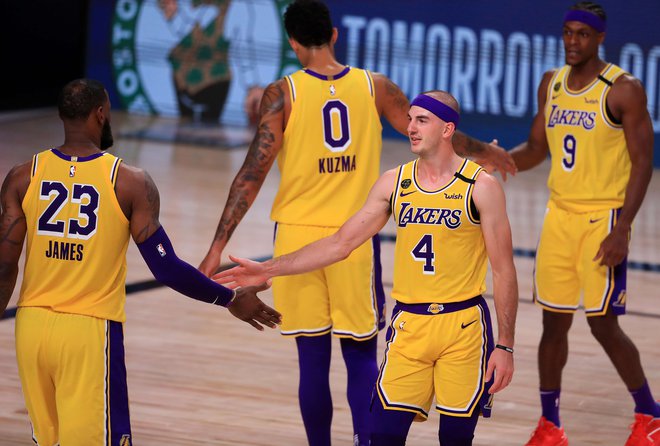 Košarkarji Los Angeles Lakers so le še zmago oddaljeni od uvrstitve v konferenčni finale NBA, kjer se bodo bržčas pomerili z mestnim tekmecem Los Angeles Clippers. FOTO: Michael Reaves/AFP