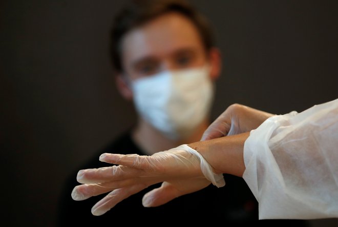 Imamo več potrjenih okužb, a opravili smo tudi več testov.&nbsp;FOTO: Gonzalo Fuentes/Reuters