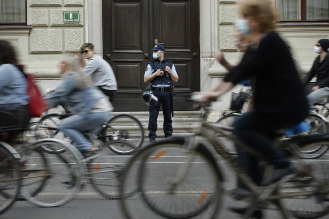 Protestniki med drugim protestirajo proti rezanju sredstev za kulturo in znanost, spreminjanju medijske zakonodaje, korupciji pri nabavi mask in ventilatorjev, nestrokovnemu kadrovanju ... FOTO: Jure Eržen/Delo