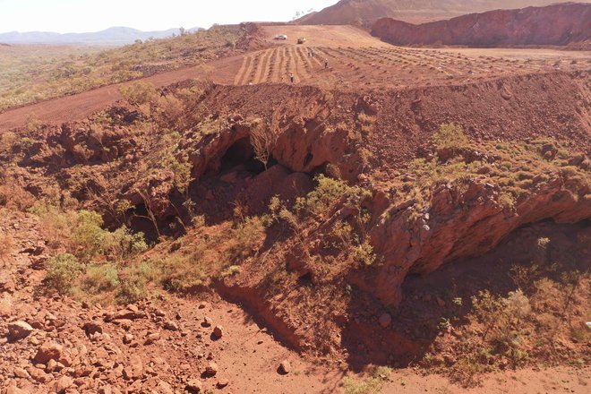 Multinacionalka Rio Tinto je med širjenjem rudnika železove rude razstrelila 46.000 let staro arheološko najdišče in aboriginsko svetišče neprecenljive zgodovinske, kulturne in duhovne vrednosti. FOTO: Afp