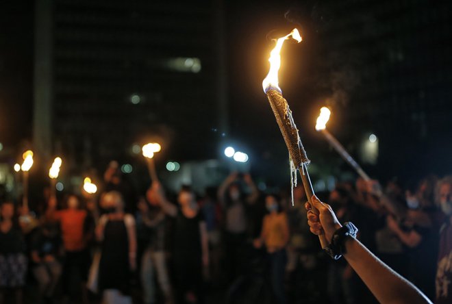 Protest se je zaključil na Trgu republike, ki so ga osvetljevale bakle upora. FOTO: Blaž Samec/Delo