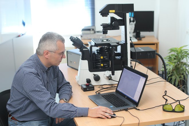 Igor Poberaj je skupaj z Dušanom Babičem sestavil prvo lasersko pinceto v Sloveniji. Visokotehnološko napravo izdelujeta v podjetju Aresis. Foto Tomi Lombar