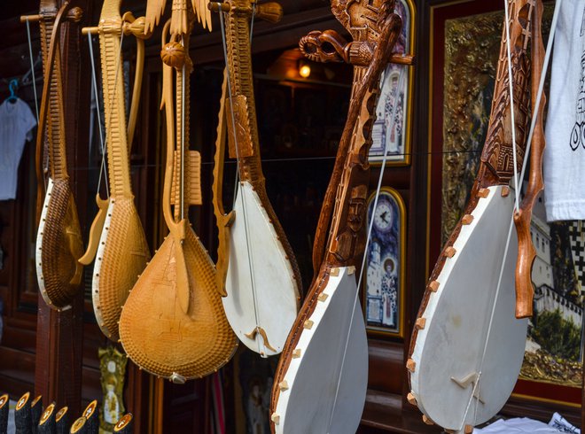 Hrvati so se guslam dokončno odrekli med vojno, nadomestili so jih s tamburicami. Bošnjaki so se raje ogreli za turško glasbilo saz. FOTO: Shutterstock