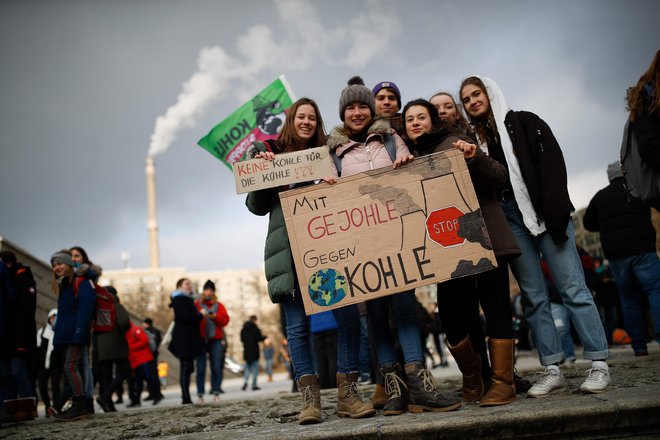 Mladi so v pričakovanju odločitve glede usode premoga v Nemčiji pred gospodarskim ministrstvom v Berlinu demonstrirali tudi s sloganom &raquo;S kričanjem proti premogu&laquo;. Foto AFP