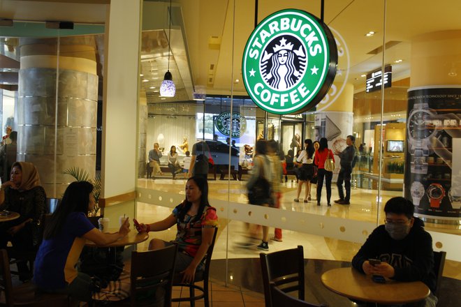 Iz Starbucksa je Howard Schultz v prvem mandatu na čelu naredil globalnega kavarniškega velikana, v drugem pa ga je rešil iz težav, v kakršne pogosto zabredejo podjetja po menjavi dolgoletnega in brezprizivnega vodje. FOTO: Reuters<br />
 
