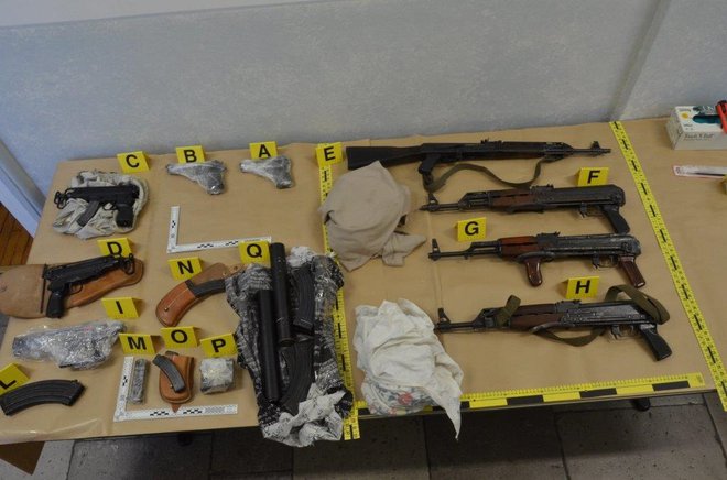 Policija je lani zasegla 21 pištol, šest pušk, dva revolverja, 3292 nabojev, 45 detonatorjev in 200 gramov vojaškega razstreliva TNT. FOTO: Policija