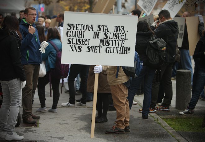 Tako kot država skrbi za slovenski jezik in jezik obeh manjšin, bi morala skrbeti tudi za znakovnega. FOTO: Delo