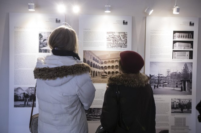 Na razstavi v Plečnikovi hiši so med drugim arhitektovi načrti Nuka in fotografije gradnje. FOTO: Voranc Vogel/Delo