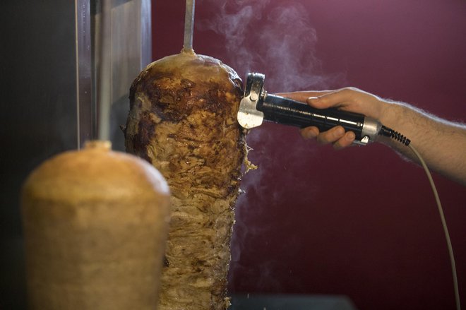 Sporno meso za kebab so uničili. FOTO. Foto Voranc Vogel/delo