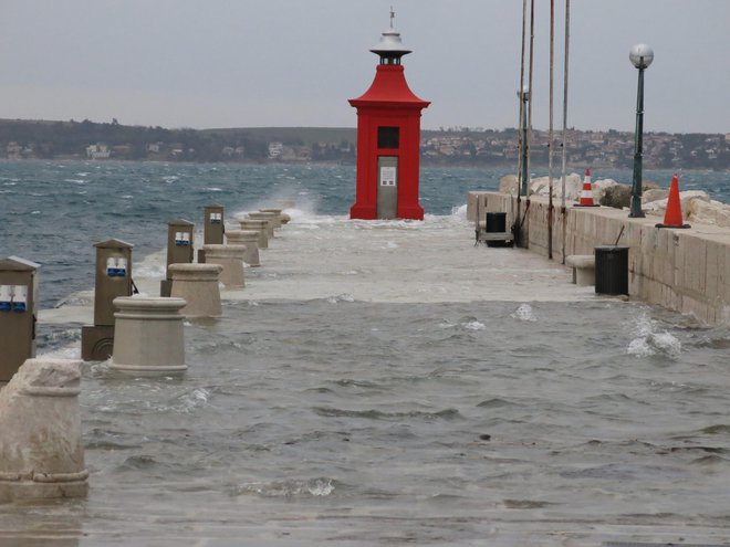 Ob jutranji plimi je morje doseglo višino okoli 20 centimetrov nad obalno črto in poplavilo izpostavljene dele obale. (Fotografija je simbolična.) FOTO: Dokumentacija Dela