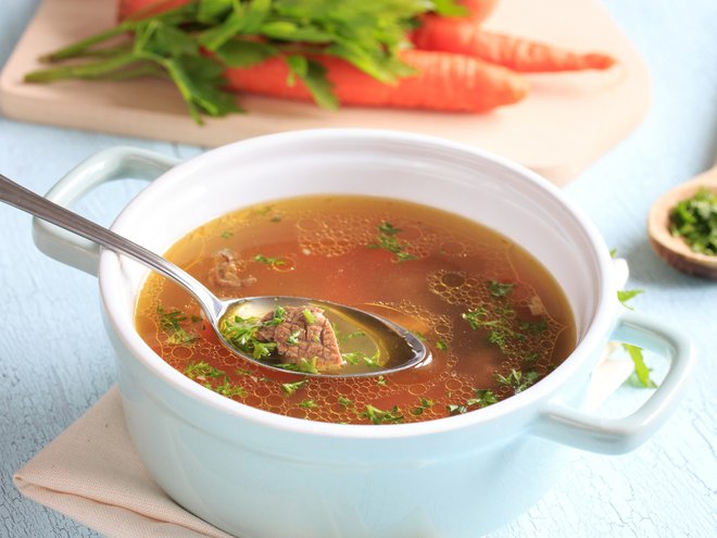 Ali kurja juha, med, izdatne količine limon ali zeli, kakršna je ameriški slamnik, pomagajo? FOTO: Shutterstock