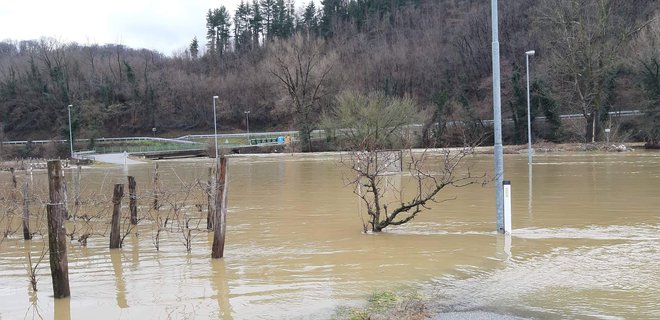 Vipava poplavlja pri Saksidu. FOTO: Petra Štolfa