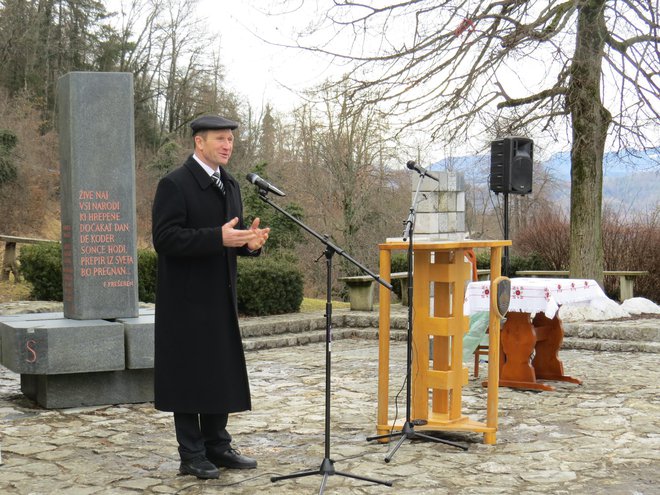 Litijski župan Franci Rokavec je recitiral del Prešernove Zdravljice. FOTO: Bojan Rajšek/Delo