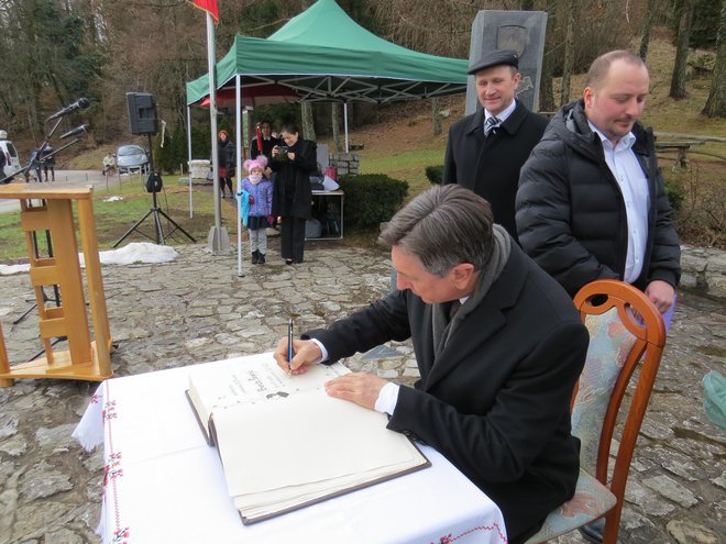 Predsednik Pahor se je vpisal v zlato knjigo predsednikov. FOTO: Bojan Rajšek/Delo