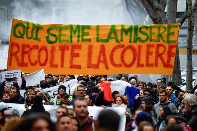 Kdor seje revščino, žanje jezo, pravijo rumeni jopiči. FOTO: AFP