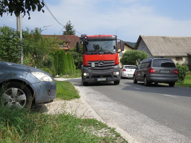 Z domačega dvorišča se je nevarno vključiti v promet. FOTO: Bojan Rajšek/Delo