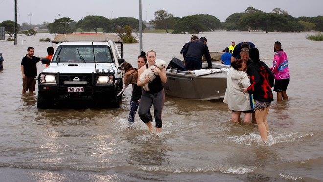 V mestu Townsville je bilo iz svojih domov evakuiranih več kot 650 ljudi. FOTO: AFP